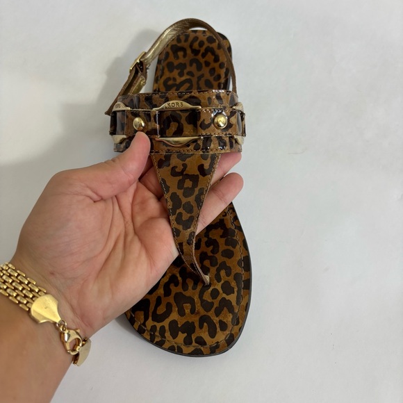 Michael Kors leopard print thong sandals with gold-tone hardware - Picture 5 of 7